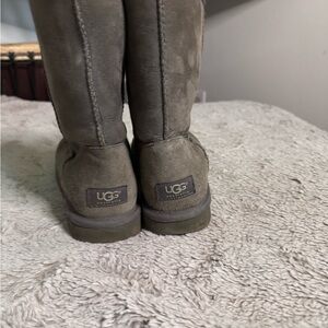 UGG Classic gray size 9